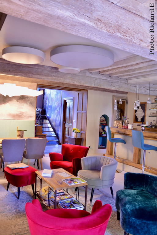 Salon bar papier peint nuage inkiostro poutres a la chaux hannah elizabeth interior design