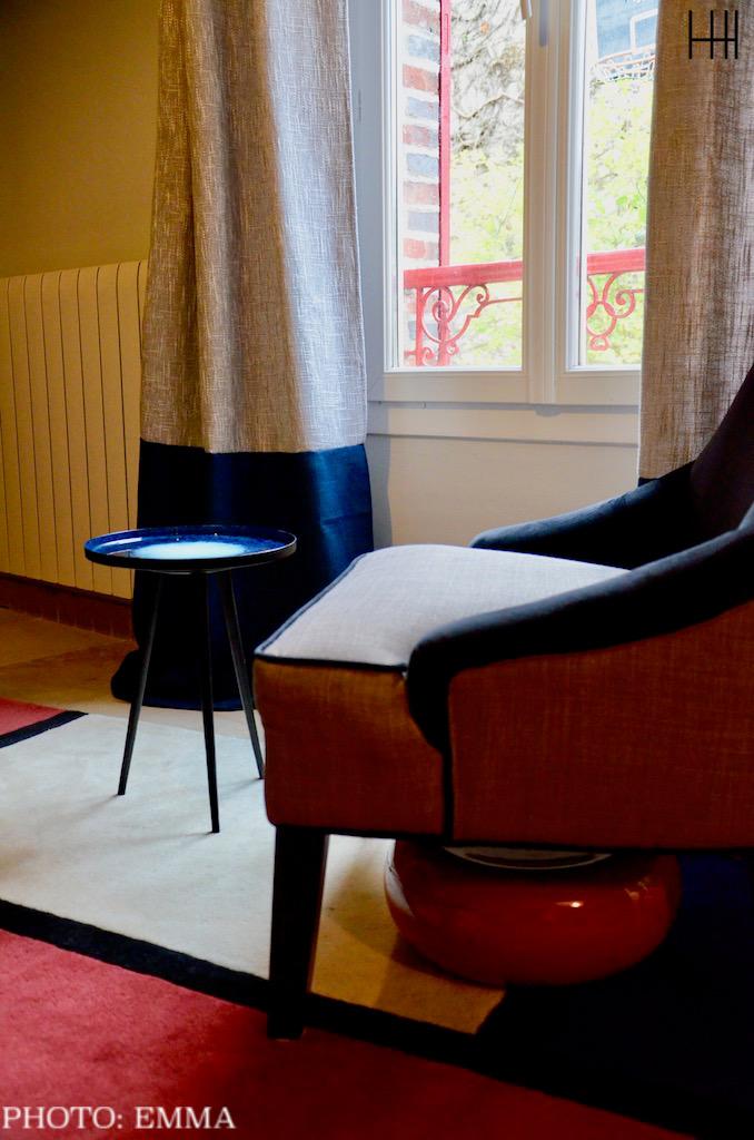 Salon bleu rouge noir mandrian hannah elizabeth interior design