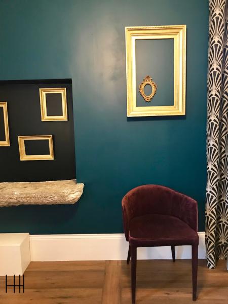Salon retro bleu canard paon bordeaux or noir hannah elizabeth interior design