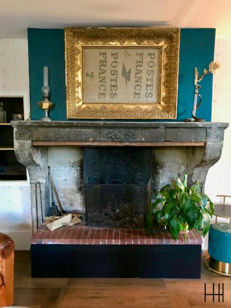 Salon retro cheminee pierre cadre ancienne bleu vert canard hannah elizabeth interior design