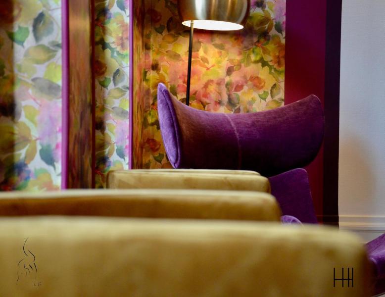 Salon retro or violet fleurs hannah elizabeth interior design