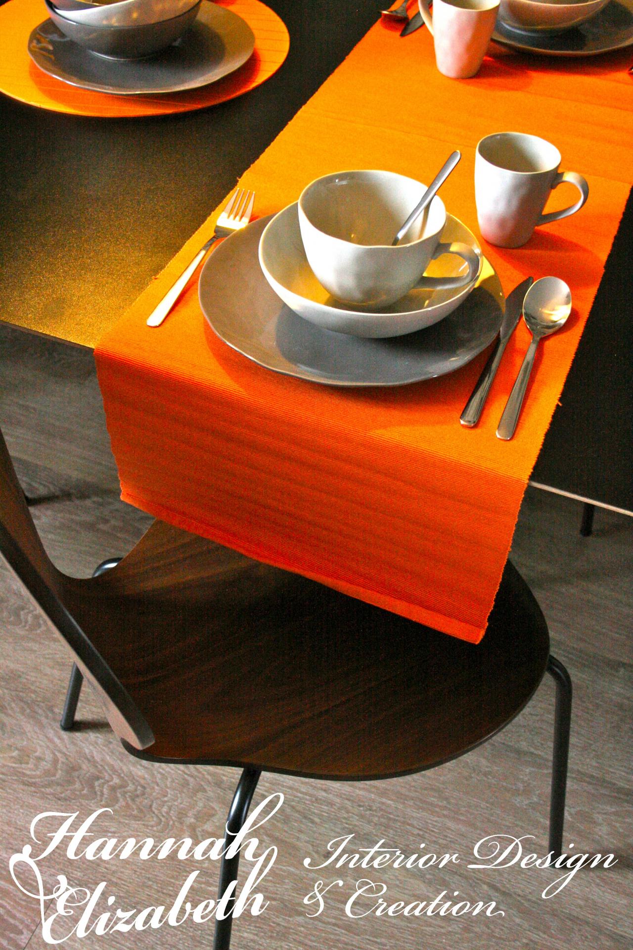 Table a manger avec chaises bois et sets orange