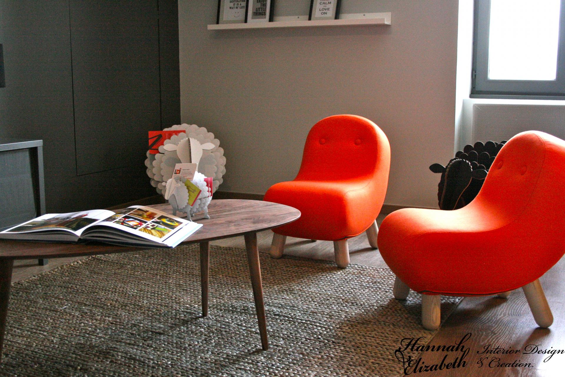 Table basse retro fauteuils orange murs gris