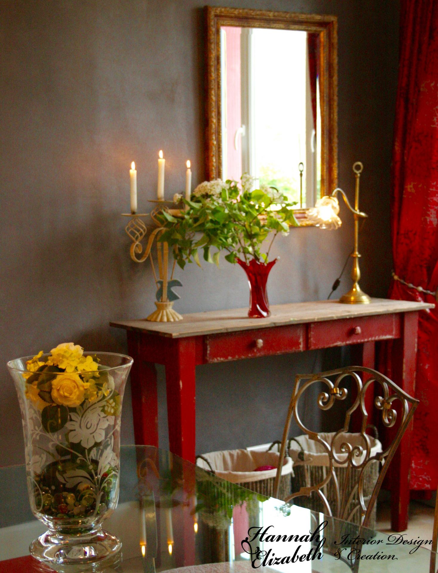 Table verre console rouge mur gris