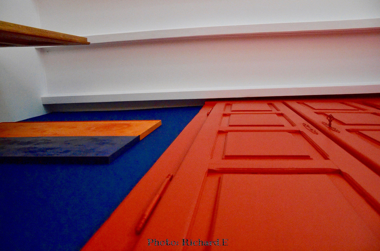 Tableau bleu orange mur bleu armoire rouge hannah elizabeth interior design