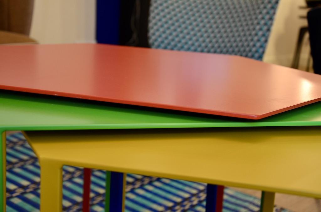 Tables gigognes haute en couleur hannah elizabeth interior design