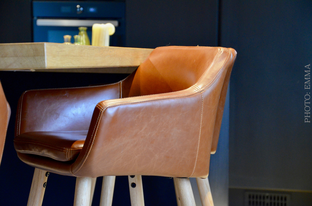 Tabouret bar cuir cuisine noir hannah elizabeth interior design